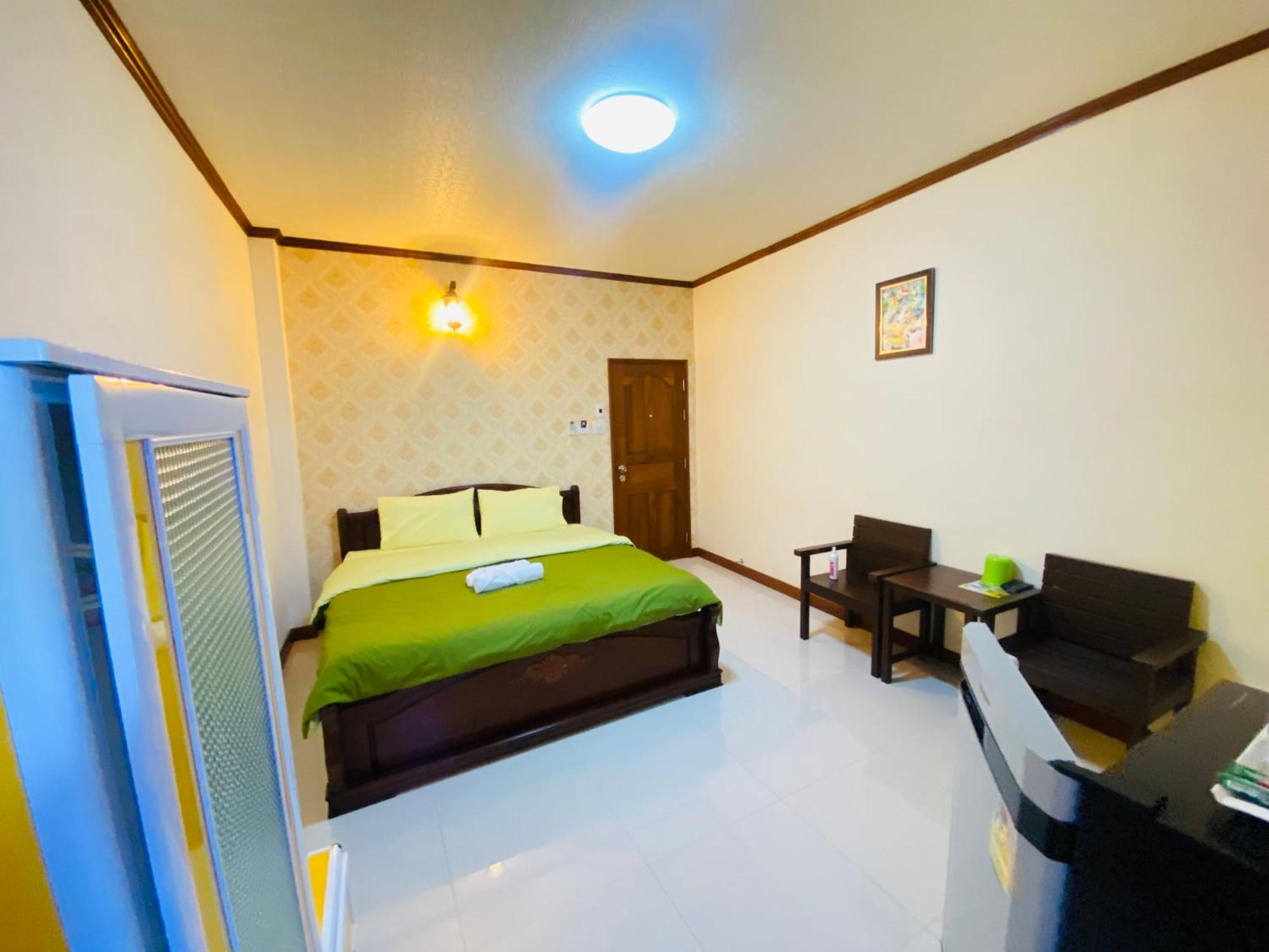 Rak Ban Kerd House Hotel Ko Si Chang Exterior photo