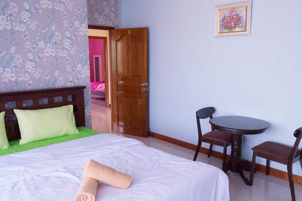 Rak Ban Kerd House Hotel Ko Si Chang Room photo